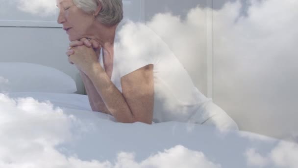 移動雲の上で祈る白人のシニア女性のアニメーション 宗教と信仰とキリスト教の概念をデジタルで生成し — ストック動画