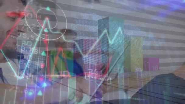 用平板电脑在高加索人身上移动的财务数据和图表的动画 全球商业 股票市场和技术概念数码视频 — 图库视频影像