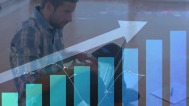 Bilgisayarda çalışan beyaz adamın üzerinde hareket eden finansal ok ve grafiklerin animasyonu. küresel iş, finans, borsa ve teknoloji konsepti dijital olarak oluşturulmuş video.