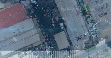 Endüstriyel binaların üzerinden geçen istatistik işlemlerinin animasyonu. küresel nakliye, iş ve veri işleme kavramı dijital olarak oluşturulmuş video.