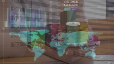 Finansal verilerin ve grafiklerin animasyonu akıllı telefon kullanarak melez bir adamın elinden geçiyor. küresel iş, finans, borsa ve teknoloji konsepti dijital olarak oluşturulmuş video.