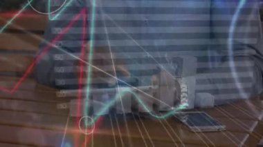Finansal verilerin animasyonu ve tablet kullanarak melez bir adamın ellerini hareket ettiren grafikler. küresel iş, finans, borsa ve teknoloji konsepti dijital olarak oluşturulmuş video.