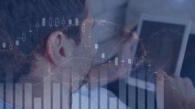 Finansal veri ve grafiklerin hareketli beyin ve beyaz adamın tablet kullanarak hareket etmesinin animasyonu. küresel iş, finans, borsa ve teknoloji konsepti dijital olarak oluşturulmuş video.