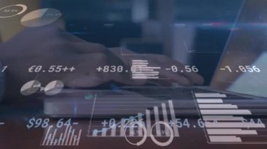 Finansal verilerin ve grafiklerin animasyonu dizüstü bilgisayar kullanan melez bir adamın elleri üzerinde. küresel iş, finans, borsa ve teknoloji konsepti dijital olarak oluşturulmuş video.