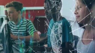 Okuldaki bilgisayarları kullanan bir grup öğrenci üzerinden bağlantı ağının animasyonu. Sosyal bağlantılar, teknoloji ve okul eğitimi konsepti dijital olarak oluşturulmuş video.