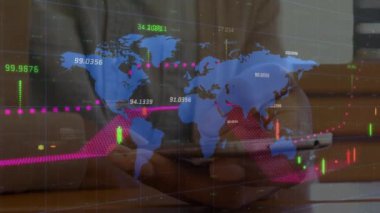 Finansal verilerin animasyonu ve dünya haritası akıllı telefon kullanan melez bir adamın ellerinde. küresel iş, finans, borsa ve teknoloji konsepti dijital olarak oluşturulmuş video.