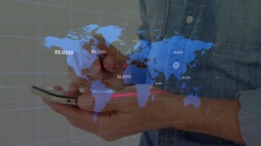 Finansal verilerin animasyonu ve dünya haritası akıllı telefon kullanan melez bir adamın ellerinde. küresel iş, finans, borsa ve teknoloji konsepti dijital olarak oluşturulmuş video.