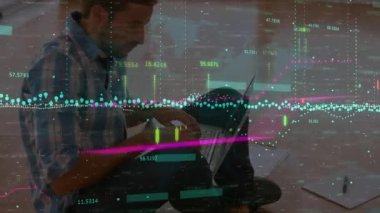 Bilgisayarı kullanan beyaz adamın finansal verilerinin ve grafiklerinin animasyonu. küresel iş, finans, borsa ve teknoloji konsepti dijital olarak oluşturulmuş video.