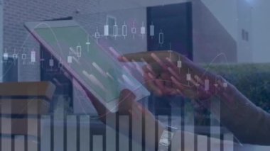 Finansal verilerin ve grafiklerin animasyonu, kopyalama alanı olan tablet kullanan melez bir adamın elleri üzerinde. küresel iş, finans, borsa ve teknoloji konsepti dijital olarak oluşturulmuş video.