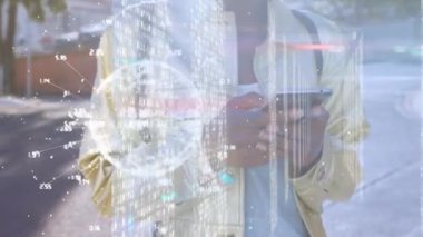 Beyaz adamın orta kesiminde akıllı telefon kullanarak dünya ve veri işleme animasyonu. dijital arayüz, teknoloji ve iletişim konsepti dijital olarak oluşturulmuş video.