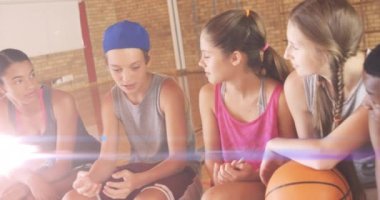 Beden eğitimi dersinde konuşan bir grup öğrenci üzerine ışık animasyonu. spor, etkinlik ve okul eğitimi konsepti dijital olarak oluşturulmuş video.