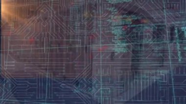 Parlayan bilgisayar devre kartının üzerinde veri işleme animasyonu. hesaplama, dijital arayüz ve veri işleme kavramı dijital olarak oluşturuldu.