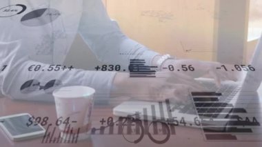 Finansal veri ve grafiklerin animasyonu beyaz adamın üzerinde dizüstü bilgisayar kullanarak ve kahve içerek hareket etmesi. küresel iş, finans, borsa ve teknoloji konsepti dijital olarak oluşturulmuş video.
