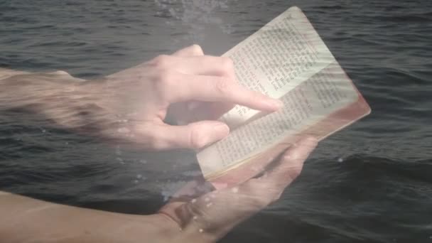 在海景之上阅读圣经的高加索人的手的动画 信仰和基督教概念数码制作的视频 — 图库视频影像