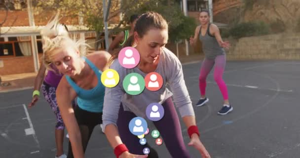 Animación Iconos Redes Sociales Sobre Diversos Jugadores Baloncesto Medios Sociales — Vídeo de stock