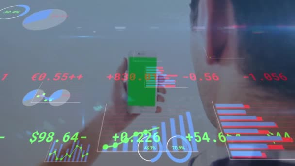 Animação Dados Financeiros Gráficos Sobre Homem Caucasiano Usando Smartphone Com — Vídeo de Stock