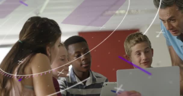 在学校使用笔记本电脑在一群不同的学生和老师身上进行形象化动画 社会联系 科技及学校教育概念数码录影 — 图库视频影像
