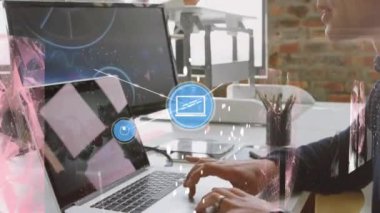 Laptop kullanan beyaz bir adam üzerinden bağlantı ağının animasyonu. küresel bağlantılar ve veri işleme konsepti dijital olarak oluşturulmuş video.