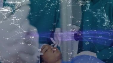 Çeşitli erkek ve kadın doktorlar arasındaki bağlantı ağının animasyonu. küresel tıp, sağlık ve veri işleme kavramı dijital olarak oluşturulmuş video.