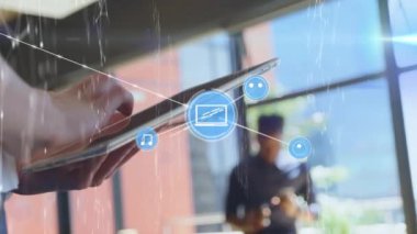 Tablet kullanan beyaz adam üzerindeki bağlantı ağının animasyonu. küresel bağlantılar ve veri işleme konsepti dijital olarak oluşturulmuş video.