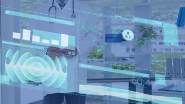 Kafkas erkek doktor üzerinde yapılan tarama ve veri işleme animasyonları. küresel tıp, sağlık ve veri işleme kavramı dijital olarak oluşturulmuş video.