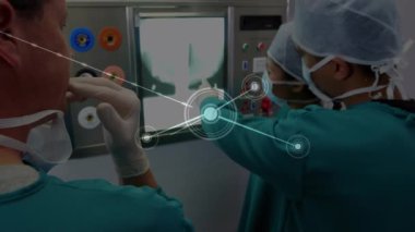 Çeşitli erkek ve kadın doktorlar arasındaki bağlantı ağının animasyonu. küresel tıp, sağlık ve veri işleme kavramı dijital olarak oluşturulmuş video.