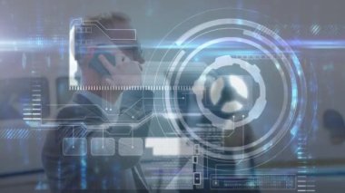Beyaz iş adamının akıllı telefondan konuştuğu finansal veri işleme animasyonu. küresel iş, finans, bağlantılar ve dijital arayüz konsepti dijital olarak oluşturulmuş video.