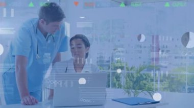 Muhtelif doktorlar üzerinde tarama ve veri işleme animasyonları. küresel tıp, sağlık ve veri işleme kavramı dijital olarak oluşturulmuş video.