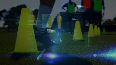 Stadyumda antrenman yapan çeşitli erkek futbolcuların veri işleme animasyonları. global spor ve dijital ekran konsepti dijital olarak oluşturulmuş video.