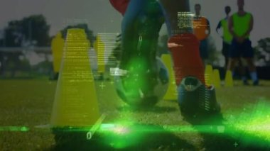 Stadyumda antrenman yapan çeşitli erkek futbolcuların veri işleme animasyonları. global spor ve dijital ekran konsepti dijital olarak oluşturulmuş video.
