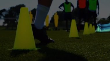 Stadyumda antrenman yapan çeşitli erkek futbolcuların veri işleme animasyonları. global spor ve dijital ekran konsepti dijital olarak oluşturulmuş video.