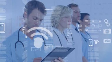 Çeşitli doktorlar üzerinde veri işleme ve simgelerin canlandırılması. küresel tıp, sağlık ve veri işleme kavramı dijital olarak oluşturulmuş video.
