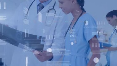Muhtelif doktorlar üzerinde tarama ve veri işleme animasyonları. küresel tıp, sağlık ve veri işleme kavramı dijital olarak oluşturulmuş video.