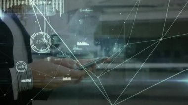 Kafkasyalı iş kadınının akıllı telefon kullanarak veri işleme animasyonu. küresel iş, finans, bağlantılar ve dijital arayüz konsepti dijital olarak oluşturulmuş video.