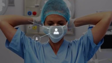 Çift ırklı ve kadın doktor üzerinden bağlantı ağının animasyonu. küresel tıp, sağlık ve veri işleme kavramı dijital olarak oluşturulmuş video.