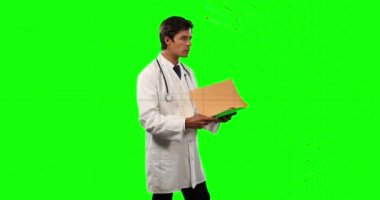 Yeşil ekranda veri işleme üzerine melez erkek doktorun animasyonu. küresel tıp, sağlık ve veri işleme kavramı dijital olarak oluşturulmuş video.