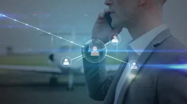 Beyaz iş adamının akıllı telefondan konuştuğu ikonlarla veri işleme animasyonu. küresel iş, finans, bağlantılar ve dijital arayüz konsepti dijital olarak oluşturulmuş video.