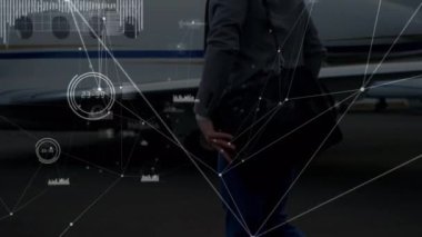 Kafkasyalı iş adamının uçağa doğru yürümesi üzerine veri işleme animasyonu. küresel iş, finans, bağlantılar ve dijital arayüz konsepti dijital olarak oluşturulmuş video.