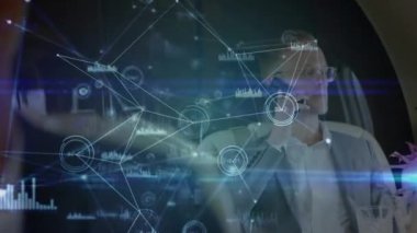 Beyaz iş adamının akıllı telefondan konuştuğu finansal veri işleme animasyonu. küresel iş, finans, bağlantılar ve dijital arayüz konsepti dijital olarak oluşturulmuş video.