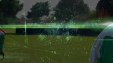 Stadyumda oynayan çeşitli erkek futbolcuların veri işleme animasyonları. global spor ve dijital ekran konsepti dijital olarak oluşturulmuş video.