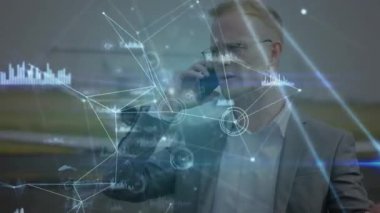 Kafkas iş adamının akıllı telefondan konuştuğu veri işleme animasyonu. küresel iş, finans, bağlantılar ve dijital arayüz konsepti dijital olarak oluşturulmuş video.