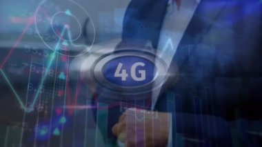 Veri işleme animasyonu ve Kafkas işadamının beklediği 4G metni. küresel iş, finans, bağlantılar ve dijital arayüz konsepti dijital olarak oluşturulmuş video.