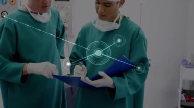 Çeşitli erkek ve kadın doktorlar arasındaki bağlantı ağının animasyonu. küresel tıp, sağlık ve veri işleme kavramı dijital olarak oluşturulmuş video.