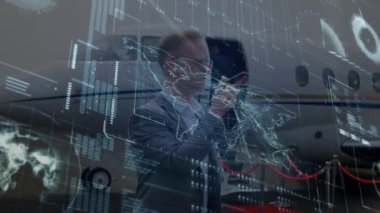 Kafkas iş adamının akıllı telefondan konuştuğu veri işleme animasyonu. küresel iş, finans, bağlantılar ve dijital arayüz konsepti dijital olarak oluşturulmuş video.