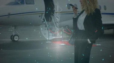 Kafkasyalı iş kadınının akıllı telefondan konuştuğu finansal veri işleme animasyonu. küresel iş, finans, bağlantılar ve dijital arayüz konsepti dijital olarak oluşturulmuş video.