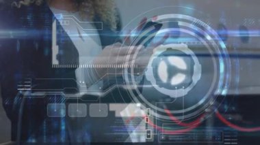 Kafkasyalı iş kadınının akıllı telefon kullanarak veri işleme animasyonu. küresel iş, finans, bağlantılar ve dijital arayüz konsepti dijital olarak oluşturulmuş video.
