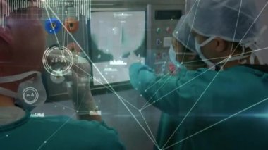 Çeşitli erkek ve kadın doktorlar arasındaki bağlantı ağının animasyonu. küresel tıp, sağlık ve veri işleme kavramı dijital olarak oluşturulmuş video.