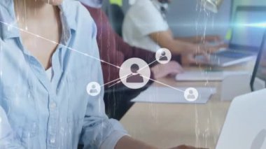 Dizüstü bilgisayar kullanarak çeşitli insanlar üzerinden bağlantı ağının animasyonu. küresel bağlantılar ve veri işleme konsepti dijital olarak oluşturulmuş video.