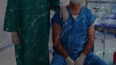 Çeşitli erkek ve kadın doktorlar arasındaki bağlantı ağının animasyonu. küresel tıp, sağlık ve veri işleme kavramı dijital olarak oluşturulmuş video.