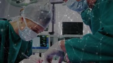 Çeşitli erkek ve kadın doktorlar arasındaki bağlantı ağının animasyonu. küresel tıp, sağlık ve veri işleme kavramı dijital olarak oluşturulmuş video.